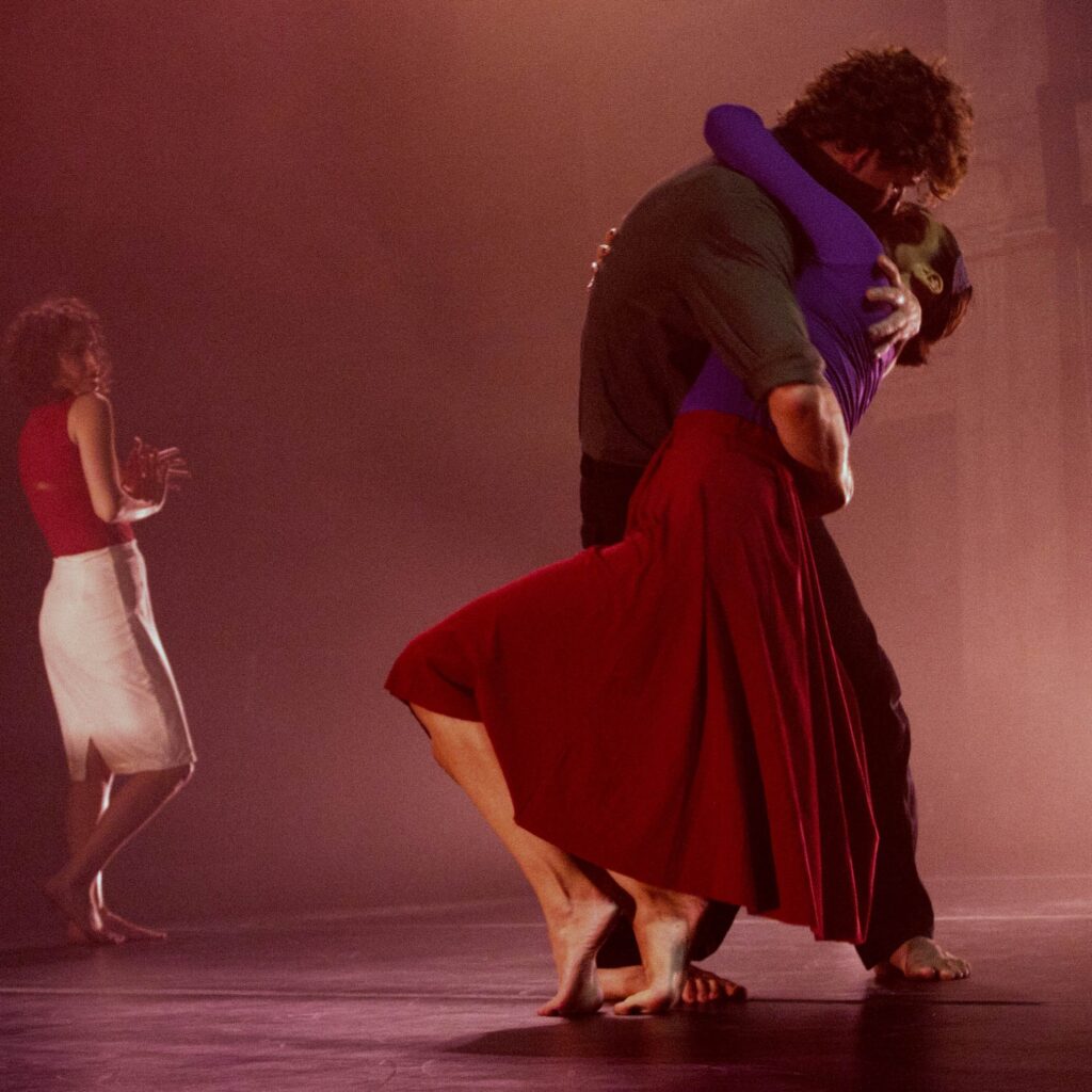 O Beijo: a dança e o teatro na mesma pegada