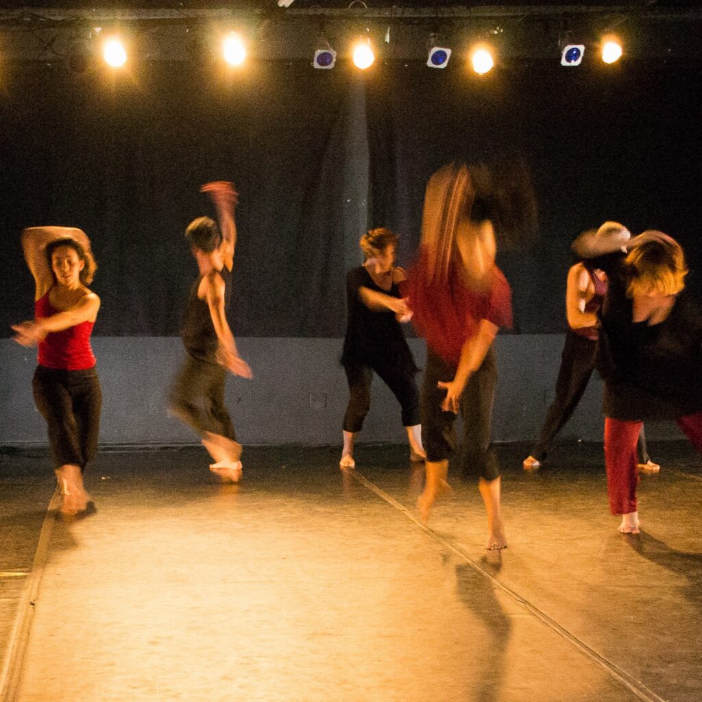 Um olhar para a dança além das caixinhas, formatos e técnicas