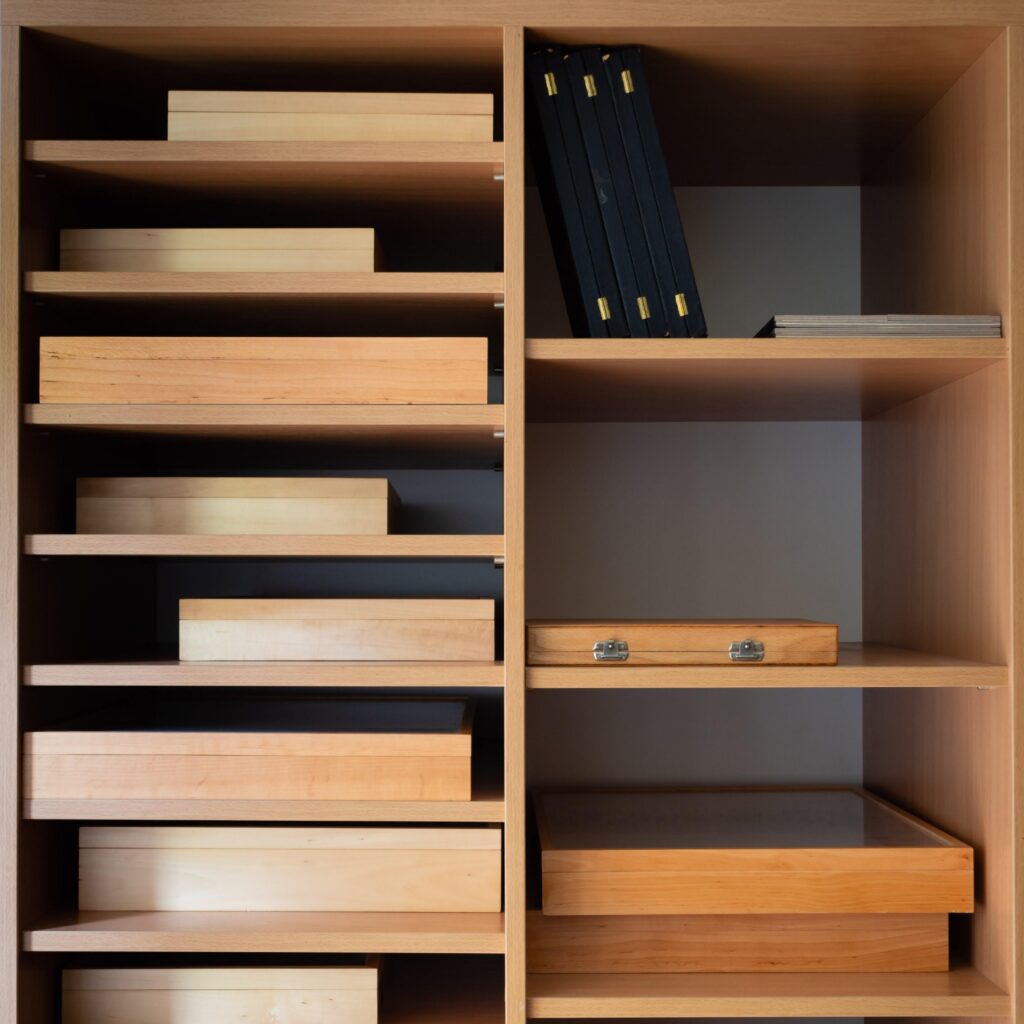 Uma caixa no fundo do armário