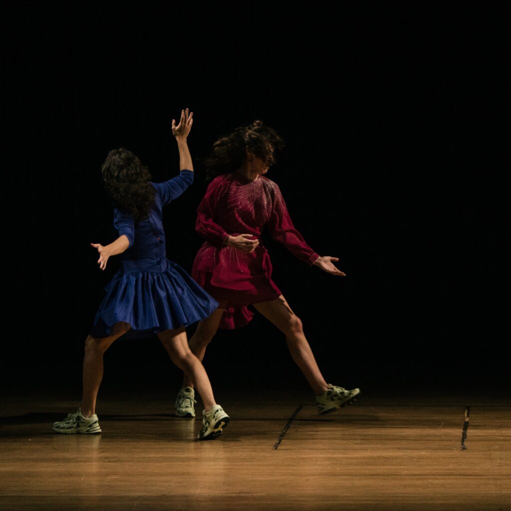 Por isso uma força me leva a dançar