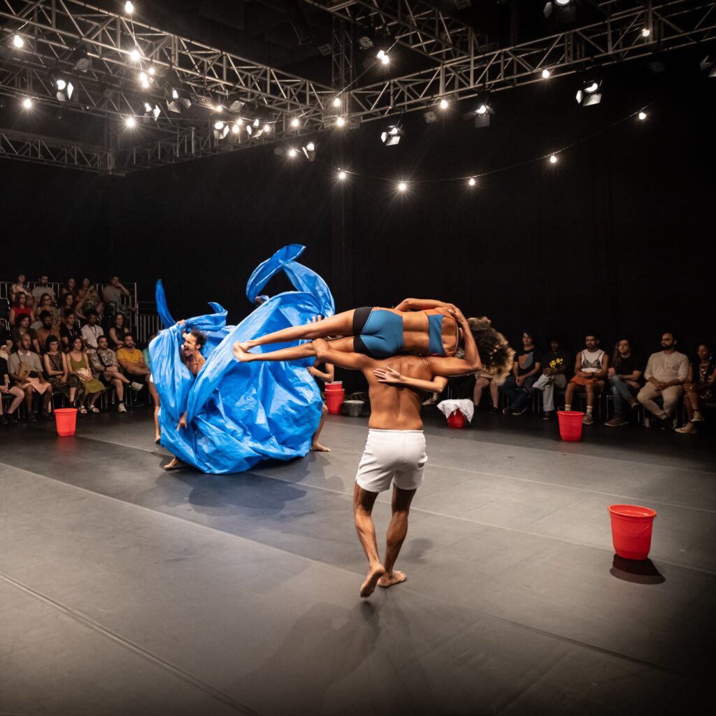 Lavagem da Cia REC traz questionamentos políticos e reflexões críticas relevantes