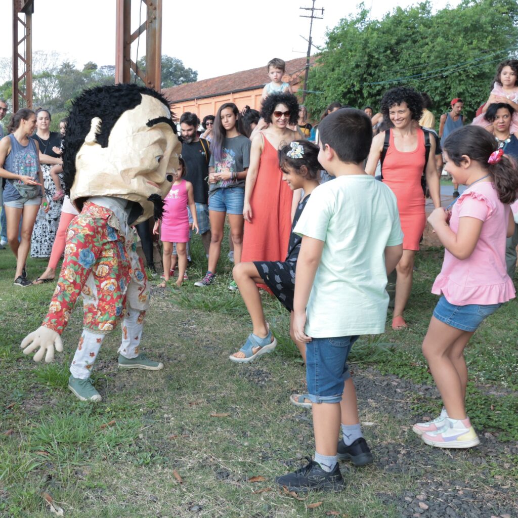 Cabeção pelo mundo, o show contagiou e aproximou crianças e pais para dançarem