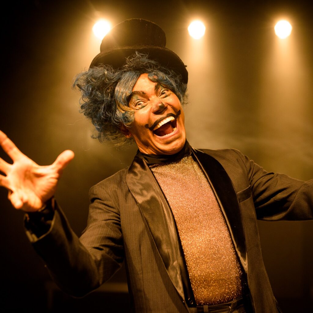 Laboratório Siameses apresenta Circo da Meia-Noite, uma história sobre a natureza do divino na atualidade