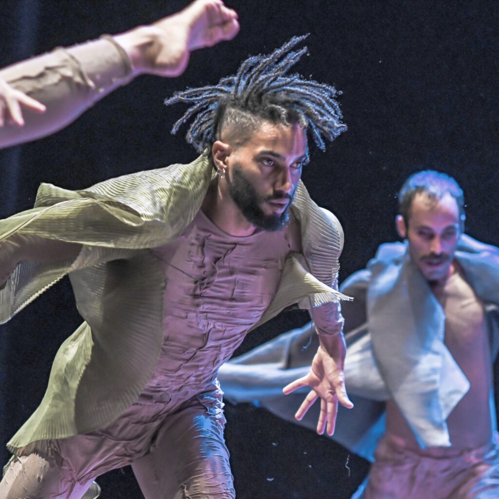 Quasar Cia de Dança celebra 35 anos com estreia do espetáculo Menos da Metade