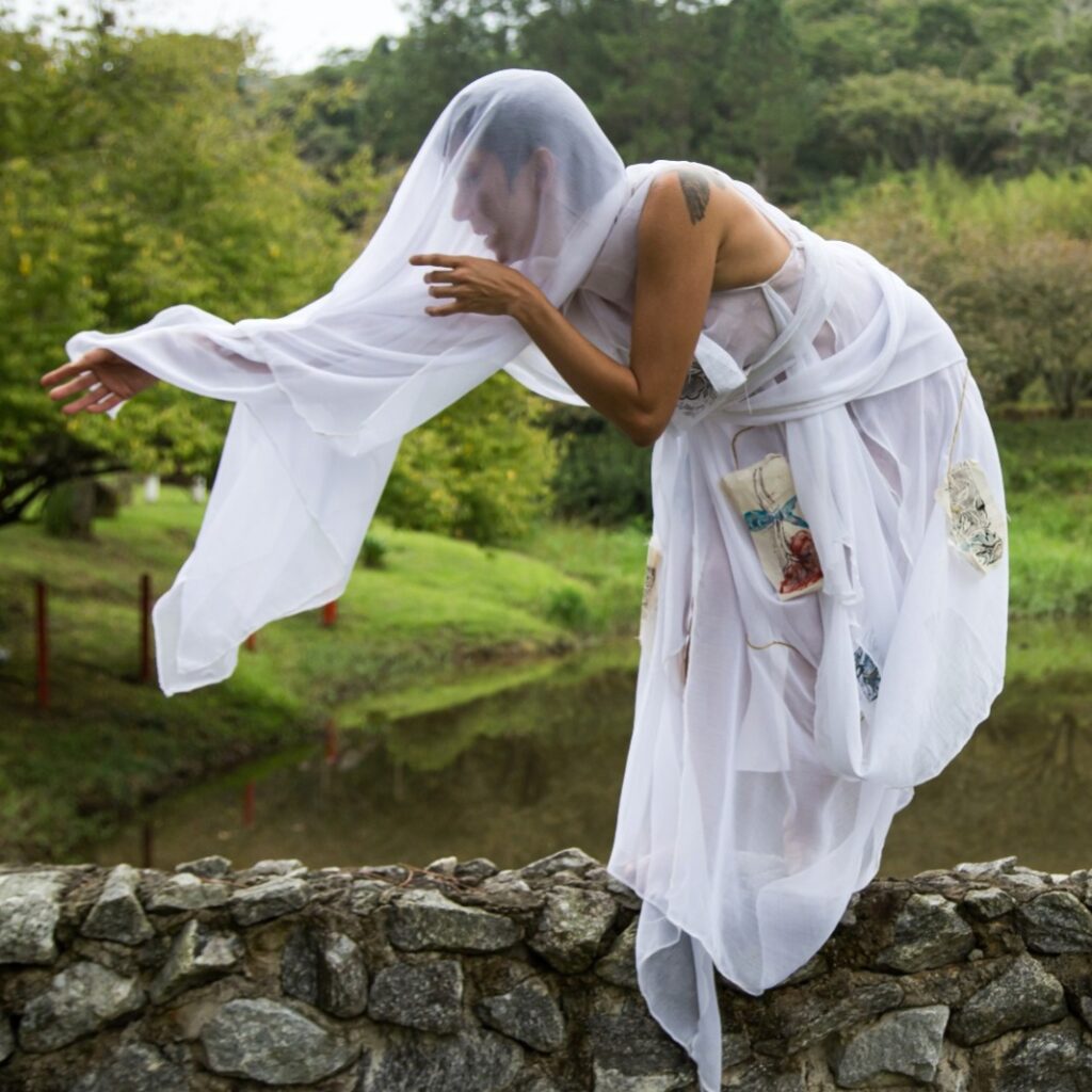 Dança solo Olho D’água, do …AVOA! Núcleo Artístico, faz apresentações na capital e no interior de São Paulo