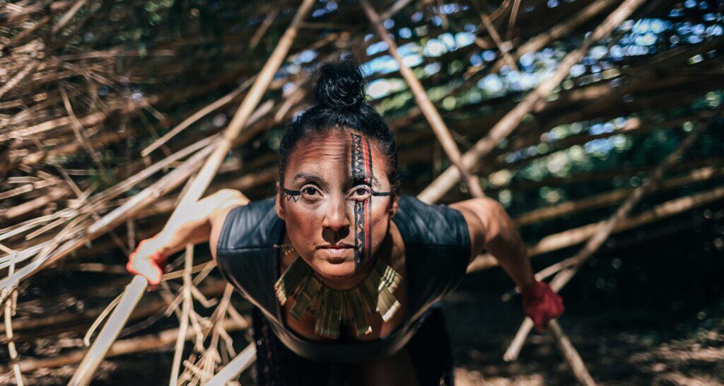 Bruxa preta em RE-TOMADA – Travessia cinematográfica de dança