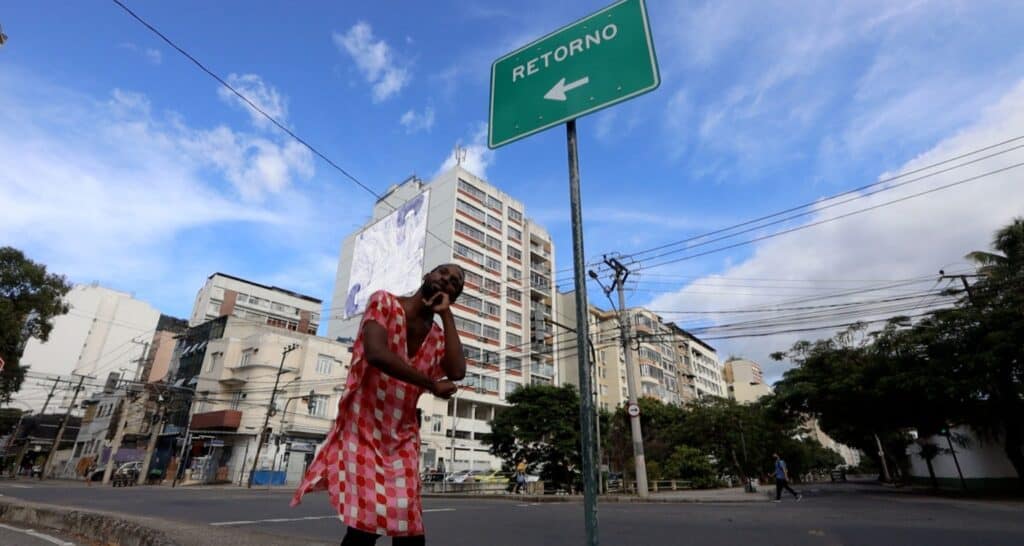 CURTO, CURTO, LONGO E ÀS VEZES CURTO, LONGO, CURTO: UM FILME DE ESTRADA EM MÉTRICA POÉTICA