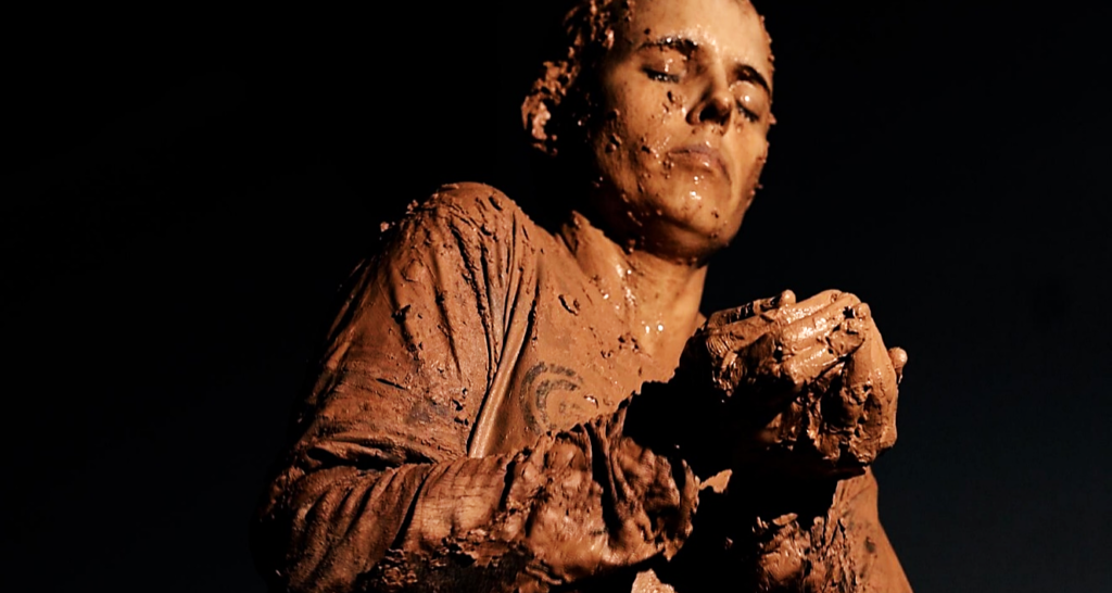 E o que Restou do Barro Silenciou a Mulher