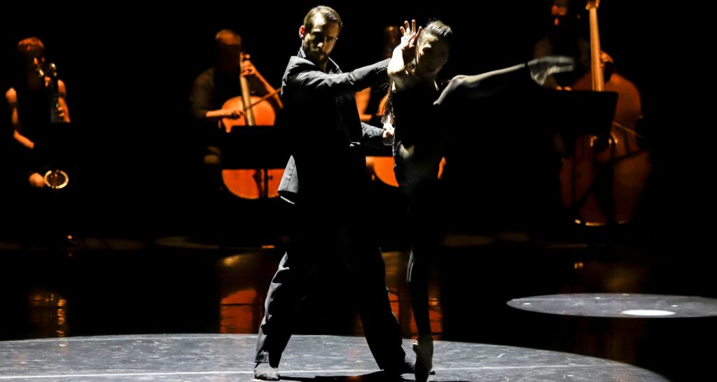 Trick Cell Play, Pas de Deux de Esmeralda e Mamihlapinatapai