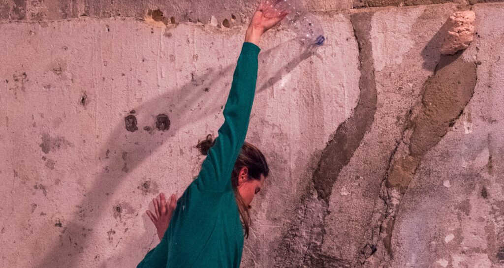 Estreia dos solos “à escuta” de Carolina Minozzi e “Descarada” de Patrícia Árabe