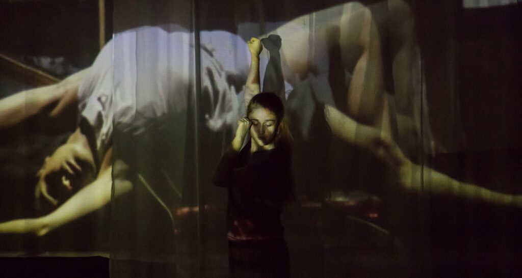 Oficina “Percursos para o caminhar: entre os movimentos fundamentais e a dança” em Taubaté