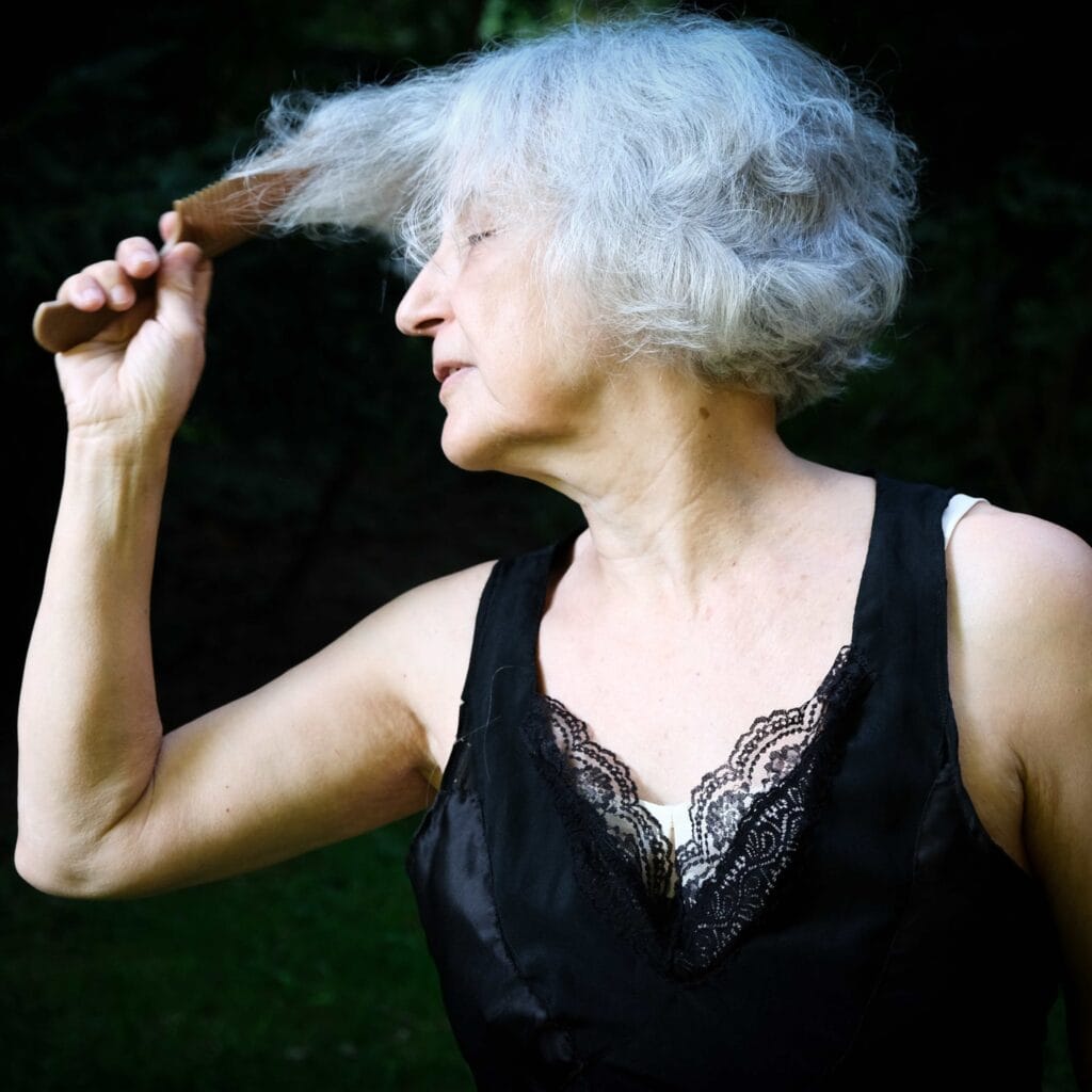 Sônia Mota comemora 76 anos com performance, lançamento de livro, videoaula e oficina