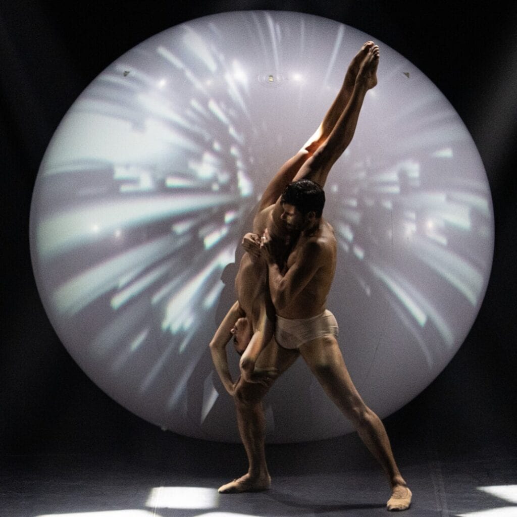 Thiago Soares dança seu  mais novo ato no Teatro Unimed