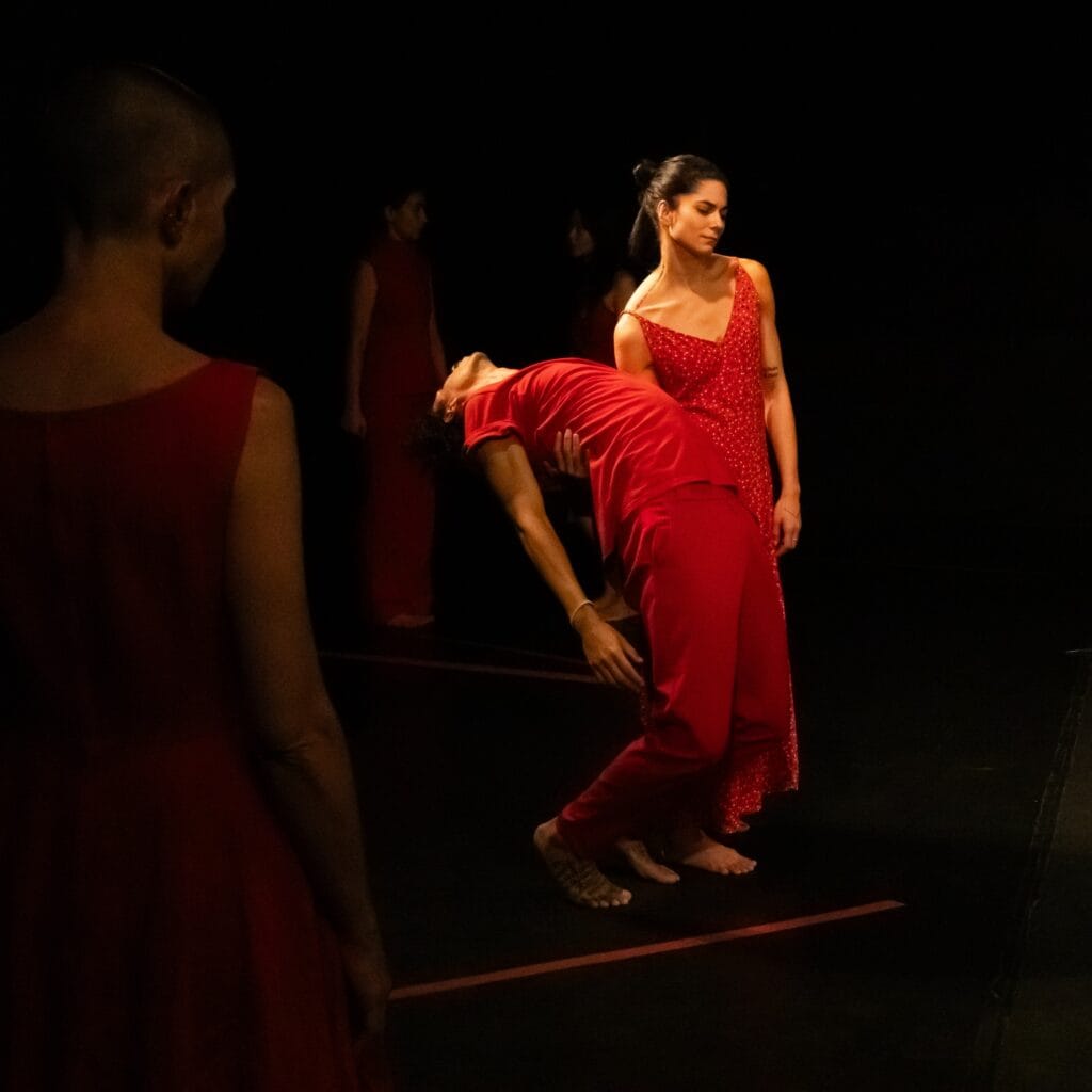 Ruído Vermelho, novo espetáculo da E² Cia de Teatro e Dança, propõe um jogo cênico para refletir sobre a precariedade contemporânea