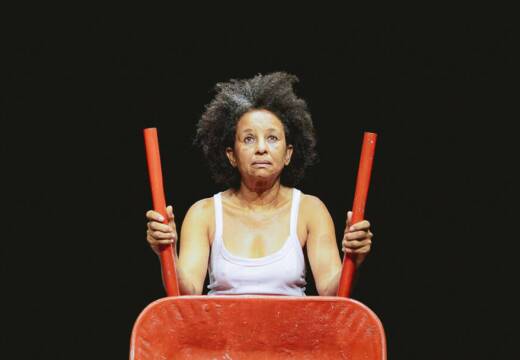 TUDO QUE É IMAGINÁRIO EXISTE E É E TEM – uma dança para Estamira
