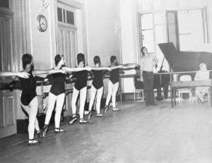 Klauss Vianna ministrando aula na Escola de Dança da Bahia