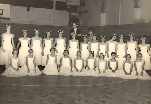 Klauss Vianna na Formatura de alunas da Escola de Dança do Theatro Municipal do Rio de Janeiro