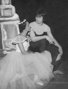 Angel Vianna e Rudolf Nureyev nos bastidores do espetáculo Giselle
