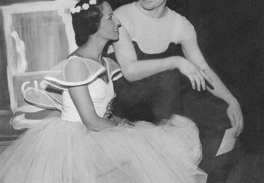 Angel Vianna e Rudolf Nureyev nos bastidores do espetáculo Giselle