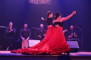 Na foto: Daniele Zill, Graziela Silveira, Juliana Prestes, Giovani Capeletti, Rafael Melo, Uyara Camargo, Pedro Souza e Leonardo Dias | Fotógrafo: Lisandro Moura