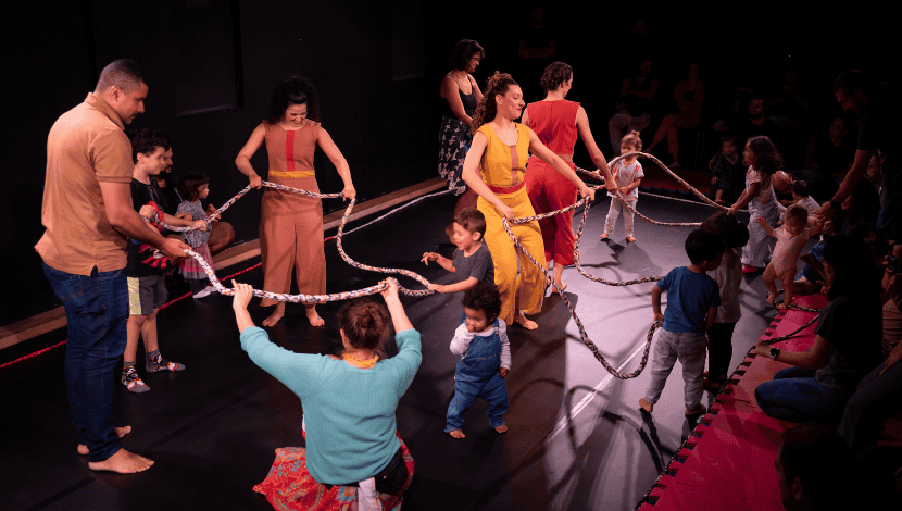 Pinhé… e Outras Formas de Abraço, na Bienal Sesc de Dança 2025 Pinhé… e Outras Formas de Abraço, na Bienal Sesc de Dança 2025