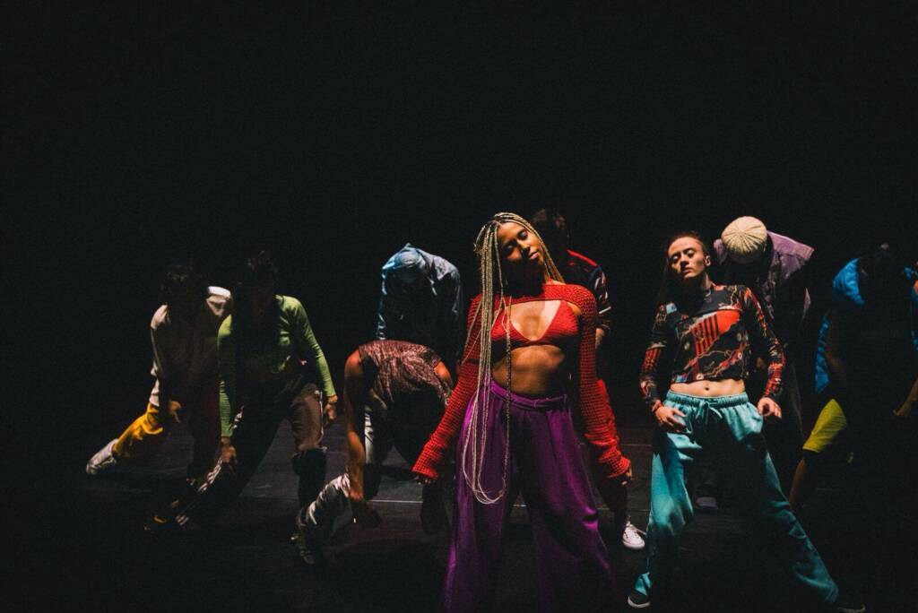 Produção cearense estreia em Paris destacando energia e singularidade de seus intérpretes