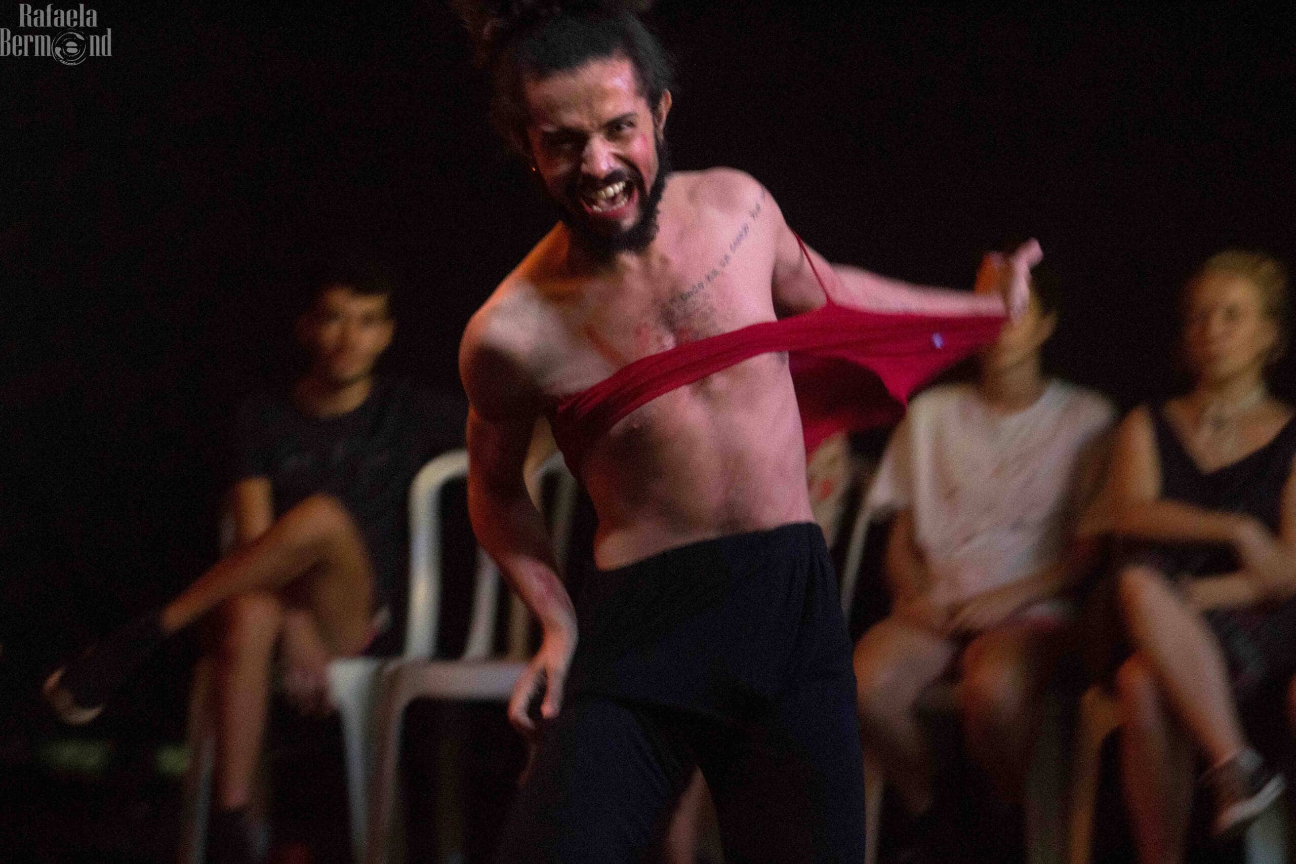 Lapidação – ou quando gritam as pedras