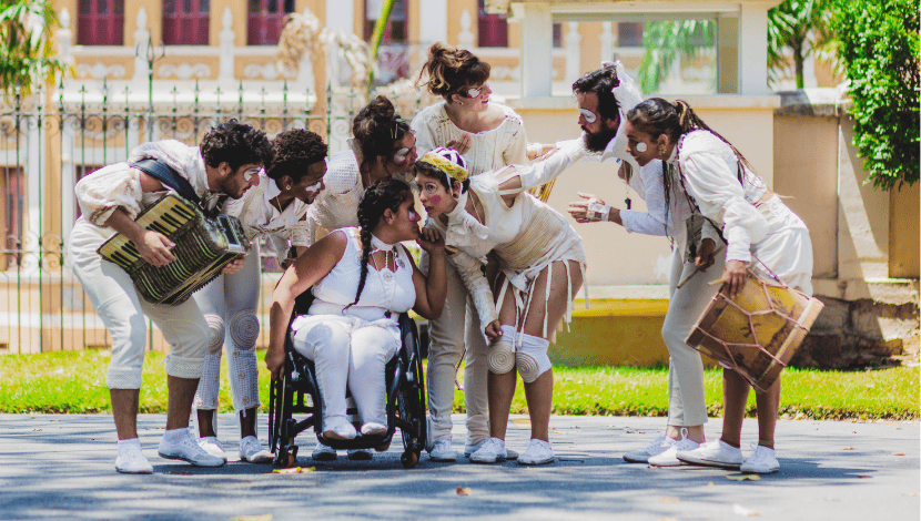 “Andanças Urbanas” – Espetáculo de rua, lúdico, para toda a família, que entrelaça dança e música em interação com o espaço urbano e com o público, em temporada na Cidade de Contagem.