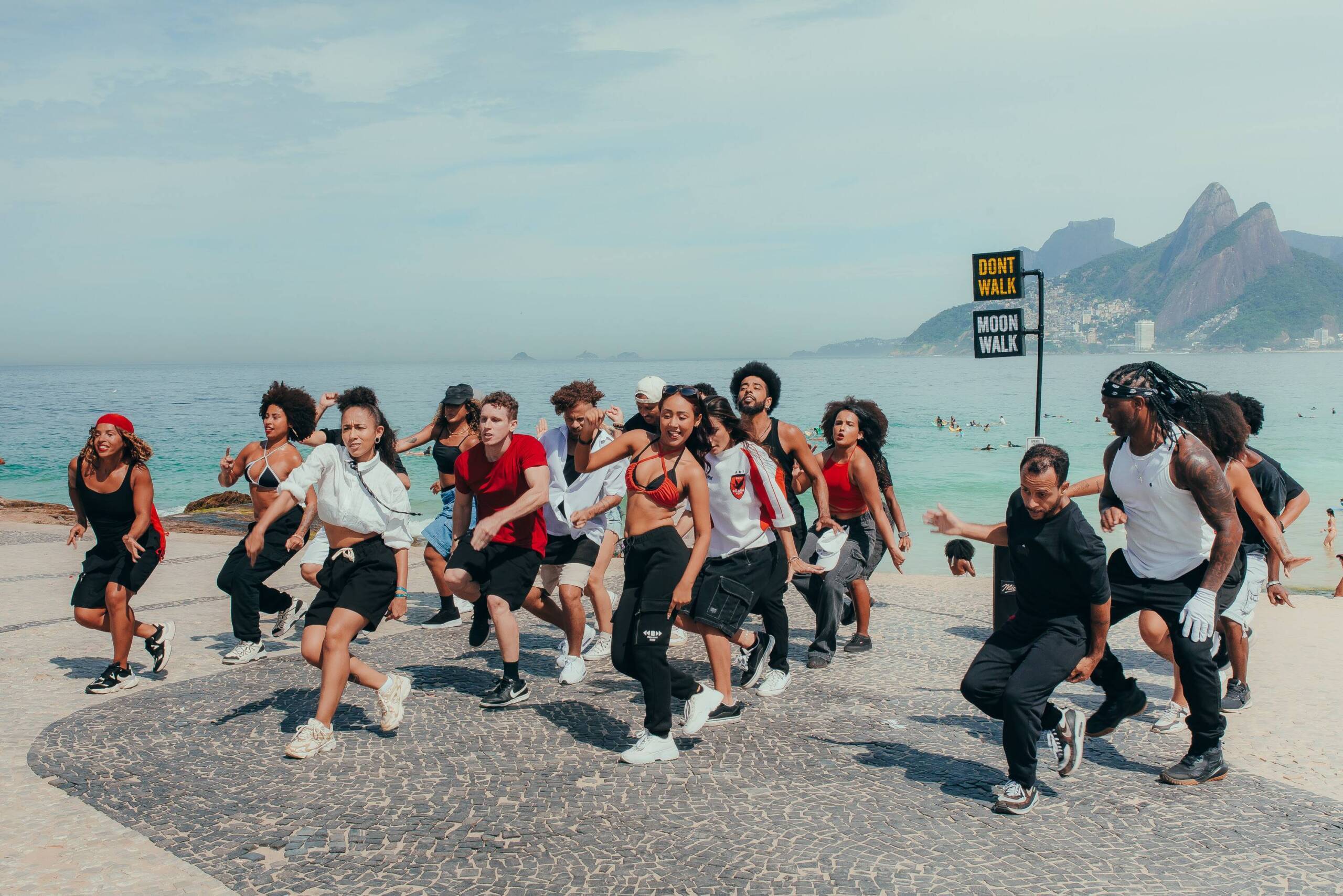 “Moonwalk to Michael”: Movimento chega ao Brasil em parceria com a FitDance para lançamento do longa “Michael”