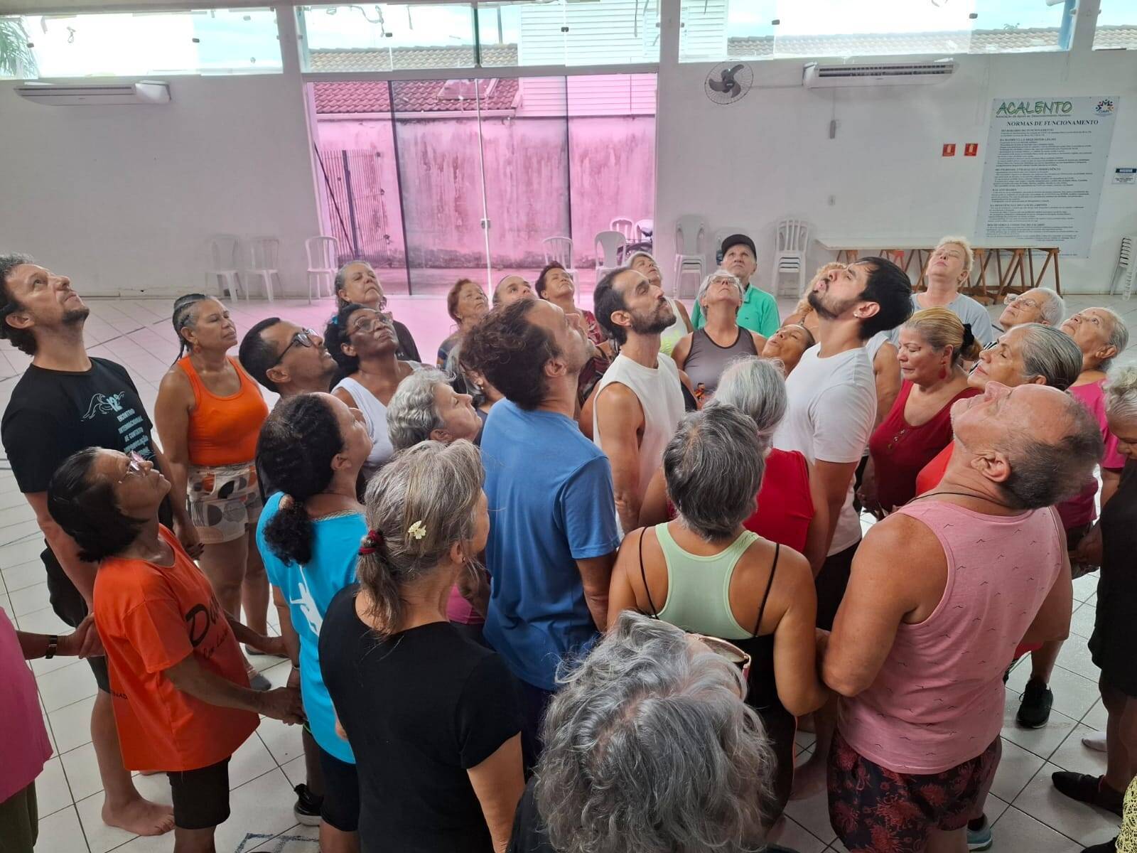 QUANDO O TOQUE SE CONECTA COM A MEMÓRIA: COMO A DANÇA A PARTIR DO CONTATO IMPROVISAÇÃO INTEGRA MENTE E CORPO NA VELHICE
