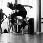 Corpos que desafiam o colonialismo: estudo revela como mulheres negras transformaram a dança em arquivo vivo de memória, resistência e poder
