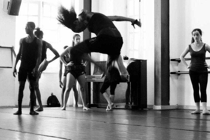 Corpos que desafiam o colonialismo: estudo revela como mulheres negras transformaram a dança em arquivo vivo de memória, resistência e poder