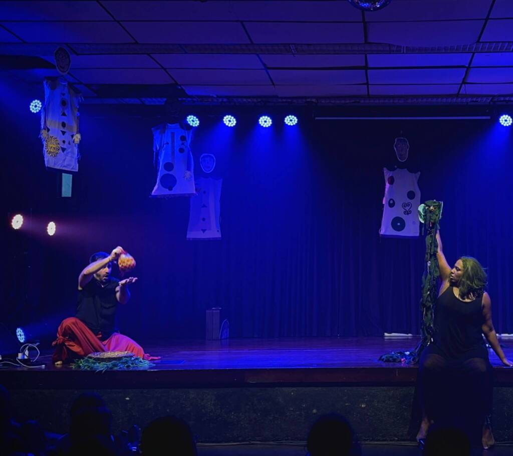 Karingana – Performance Brincante para Infâncias