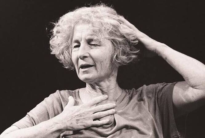 Morre Simone Forti, coreógrafa que marcou a dança pós-moderna, aos 91 anos
