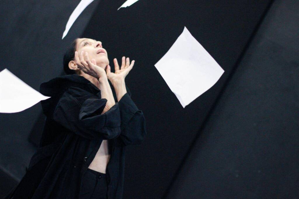 Mariana Muniz celebra trajetória no teatro e na dança em estreia de novo espetáculo