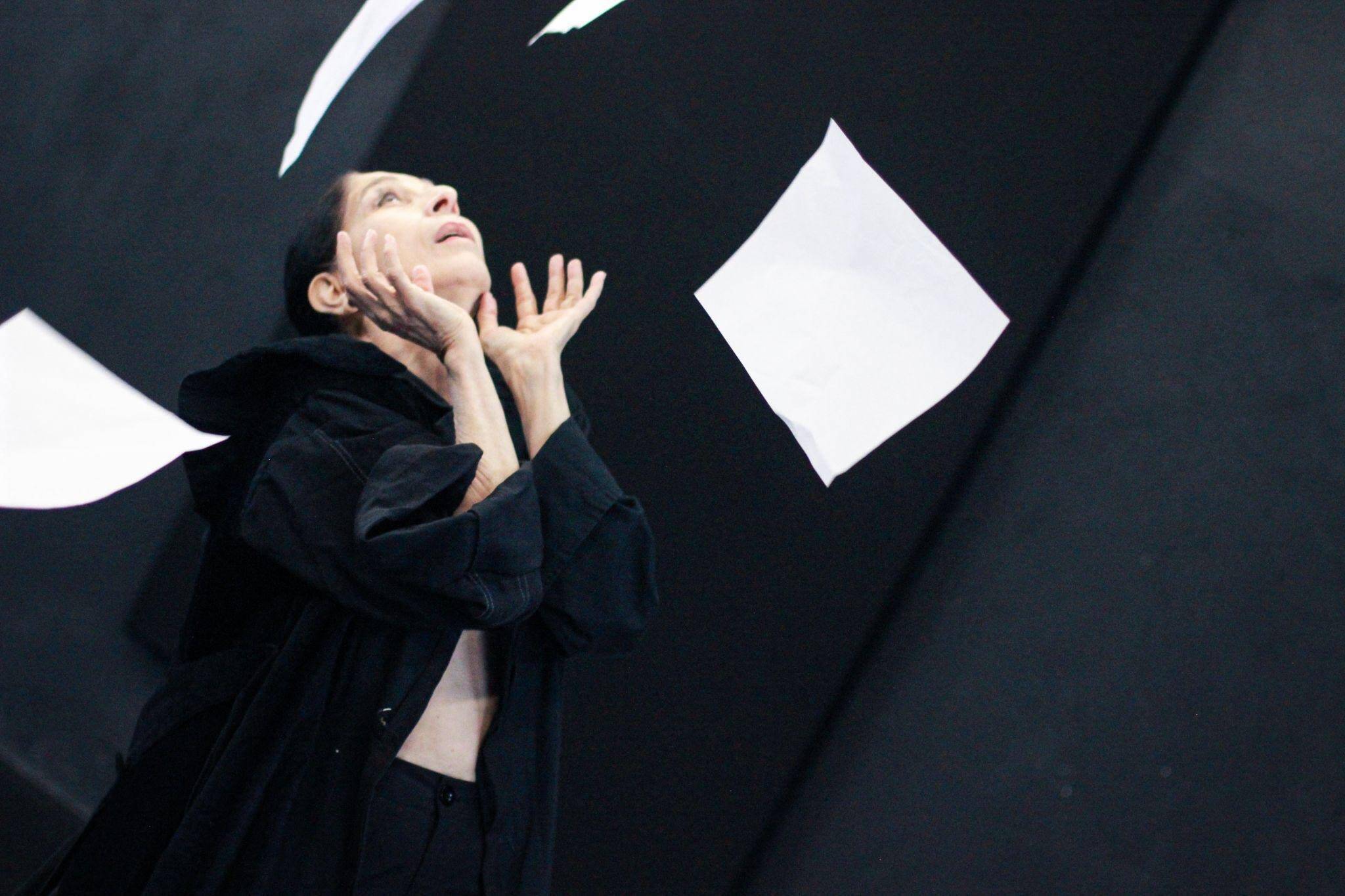 Mariana Muniz celebra trajetória no teatro e na dança em estreia de novo espetáculo